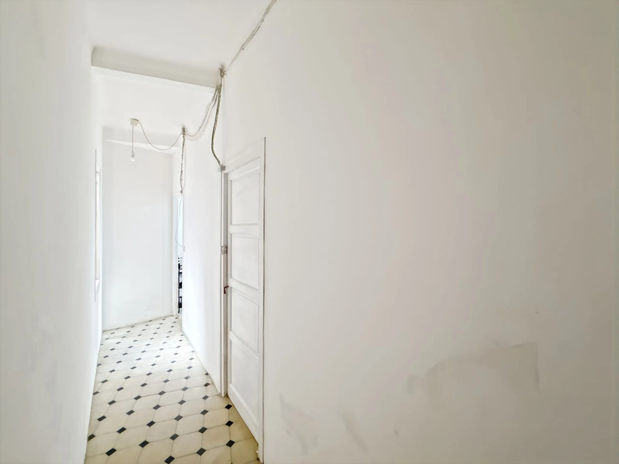 Excellent opportunity for investors! A 4-story building for sale located in the Olletas area, one of the highest growth potential areas in Málaga. This building includes 10 apartments and 4 commercial premises, ideal for those looking for a profitable pro