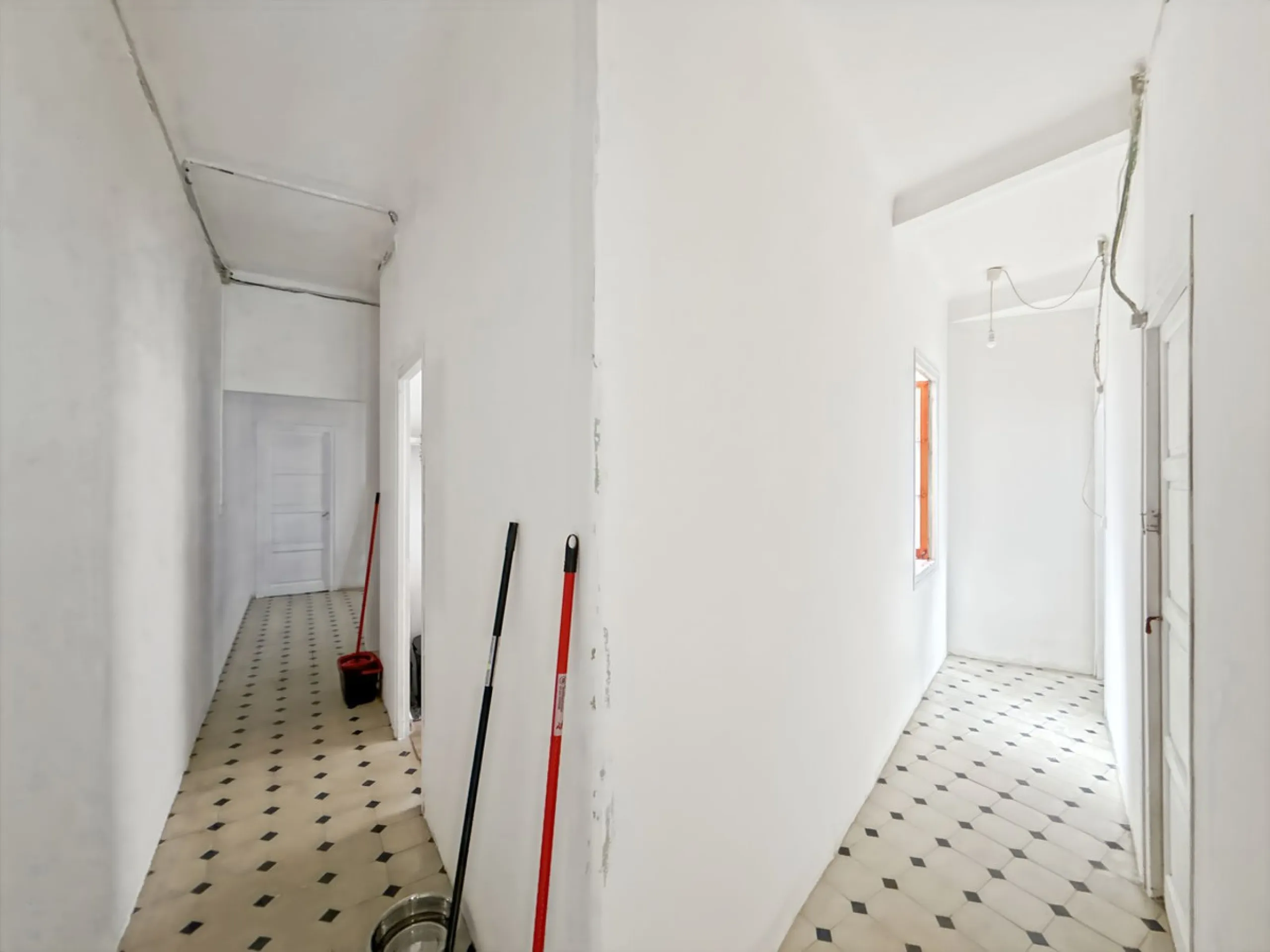 Excellent opportunity for investors! A 4-story building for sale located in the Olletas area, one of the highest growth potential areas in Málaga. This building includes 10 apartments and 4 commercial premises, ideal for those looking for a profitable pro
