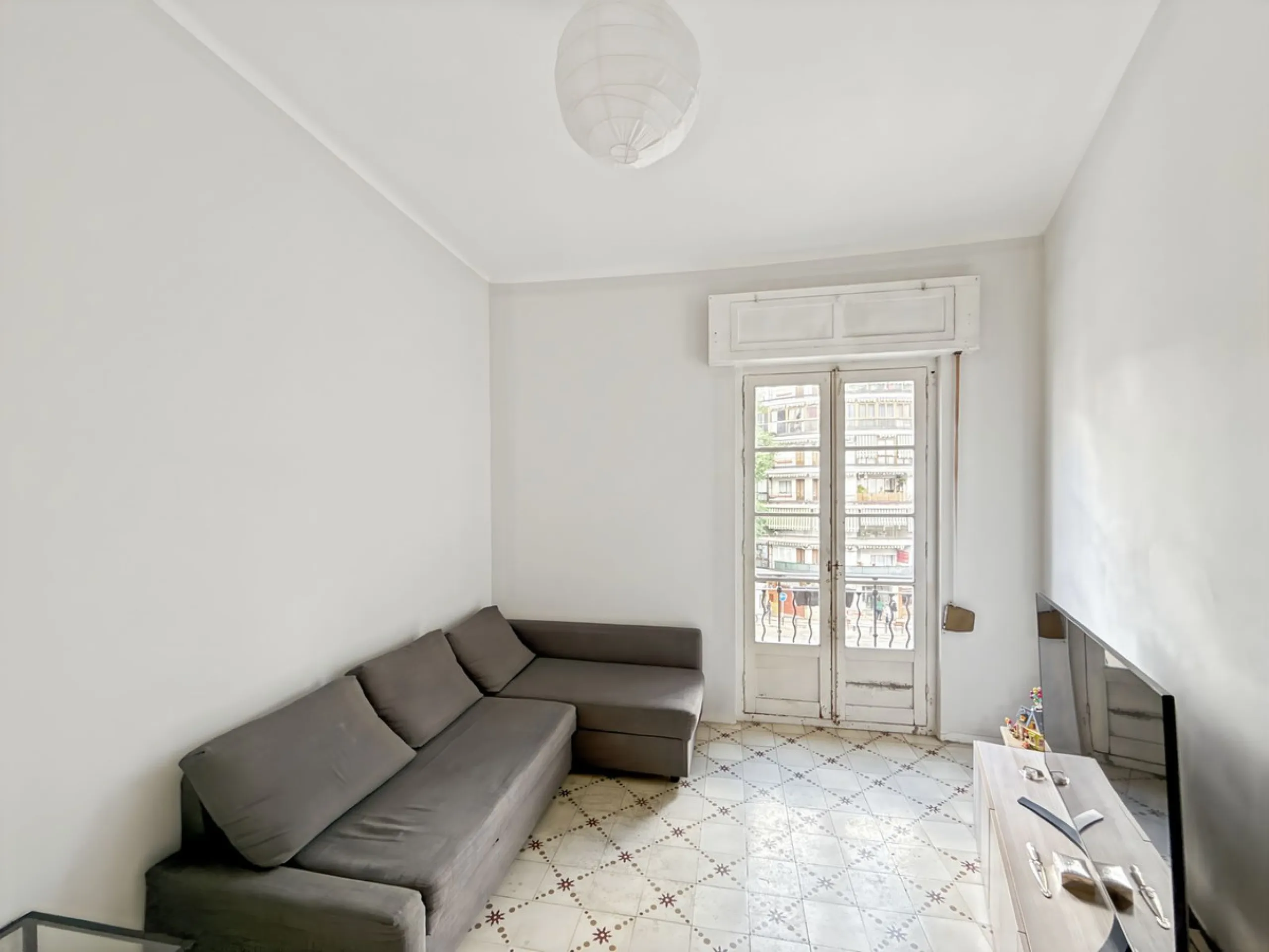 Excellent opportunity for investors! A 4-story building for sale located in the Olletas area, one of the highest growth potential areas in Málaga. This building includes 10 apartments and 4 commercial premises, ideal for those looking for a profitable pro