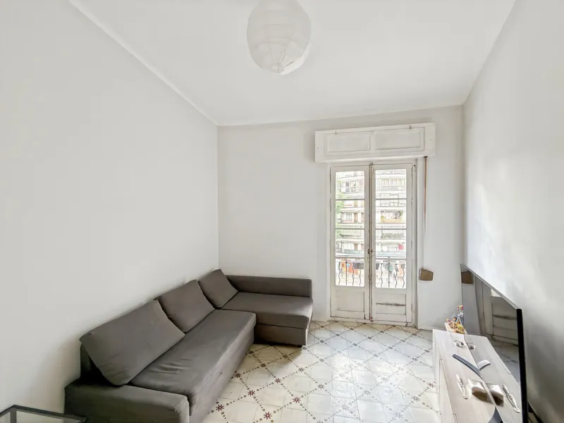Excellent opportunity for investors! A 4-story building for sale located in the Olletas area, one of the highest growth potential areas in Málaga. This building includes 10 apartments and 4 commercial premises, ideal for those looking for a profitable pro