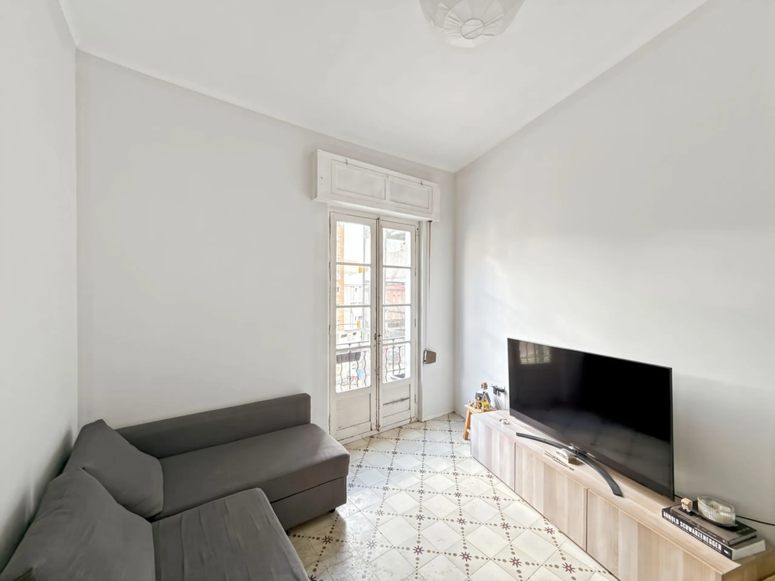 Excellent opportunity for investors! A 4-story building for sale located in the Olletas area, one of the highest growth potential areas in Málaga. This building includes 10 apartments and 4 commercial premises, ideal for those looking for a profitable pro