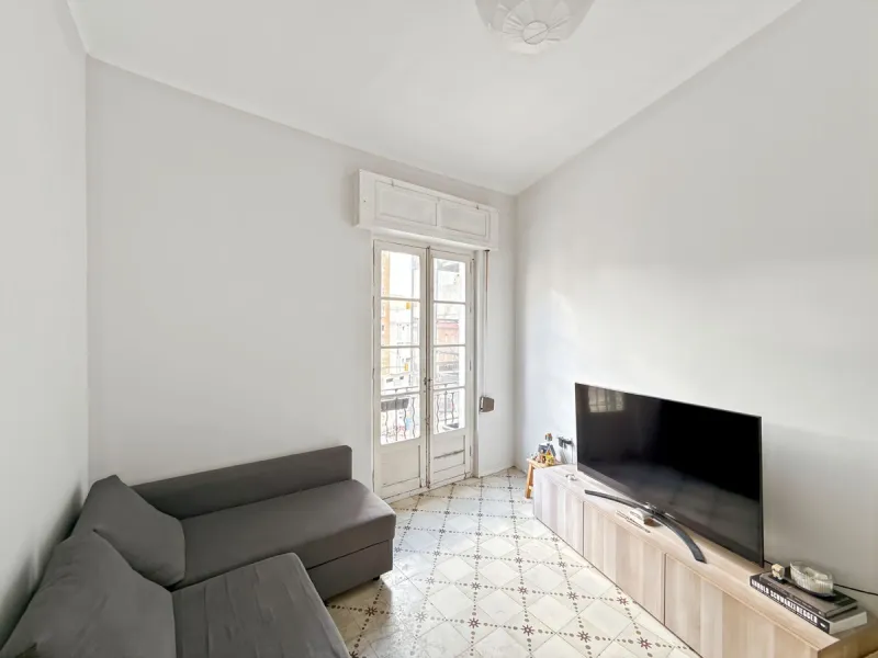 Excellent opportunity for investors! A 4-story building for sale located in the Olletas area, one of the highest growth potential areas in Málaga. This building includes 10 apartments and 4 commercial premises, ideal for those looking for a profitable pro