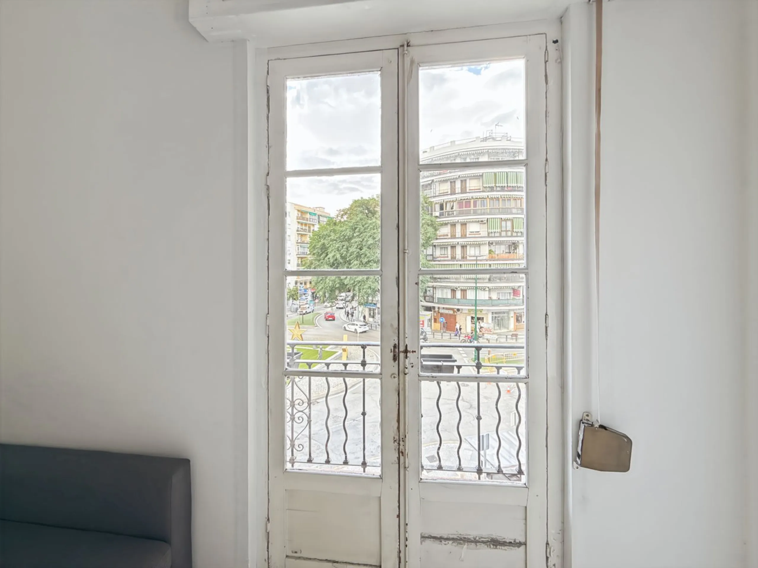 Excellent opportunity for investors! A 4-story building for sale located in the Olletas area, one of the highest growth potential areas in Málaga. This building includes 10 apartments and 4 commercial premises, ideal for those looking for a profitable pro