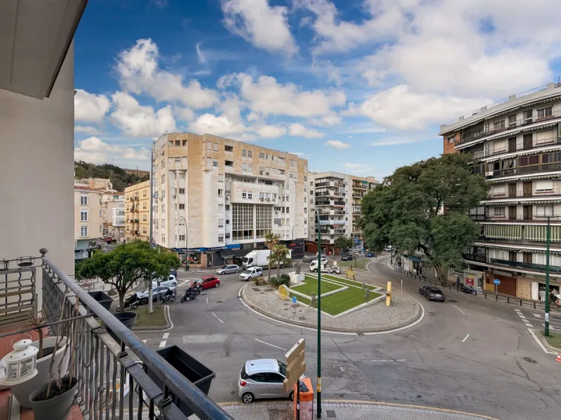 Excellent opportunity for investors! A 4-story building for sale located in the Olletas area, one of the highest growth potential areas in Málaga. This building includes 10 apartments and 4 commercial premises, ideal for those looking for a profitable pro