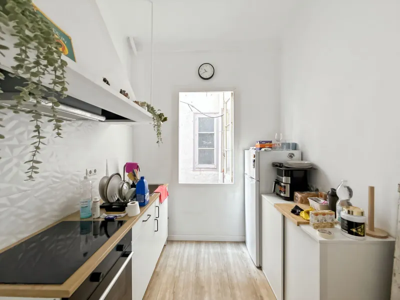 Excellent opportunity for investors! A 4-story building for sale located in the Olletas area, one of the highest growth potential areas in Málaga. This building includes 10 apartments and 4 commercial premises, ideal for those looking for a profitable pro
