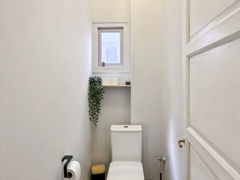 Excellent opportunity for investors! A 4-story building for sale located in the Olletas area, one of the highest growth potential areas in Málaga. This building includes 10 apartments and 4 commercial premises, ideal for those looking for a profitable pro