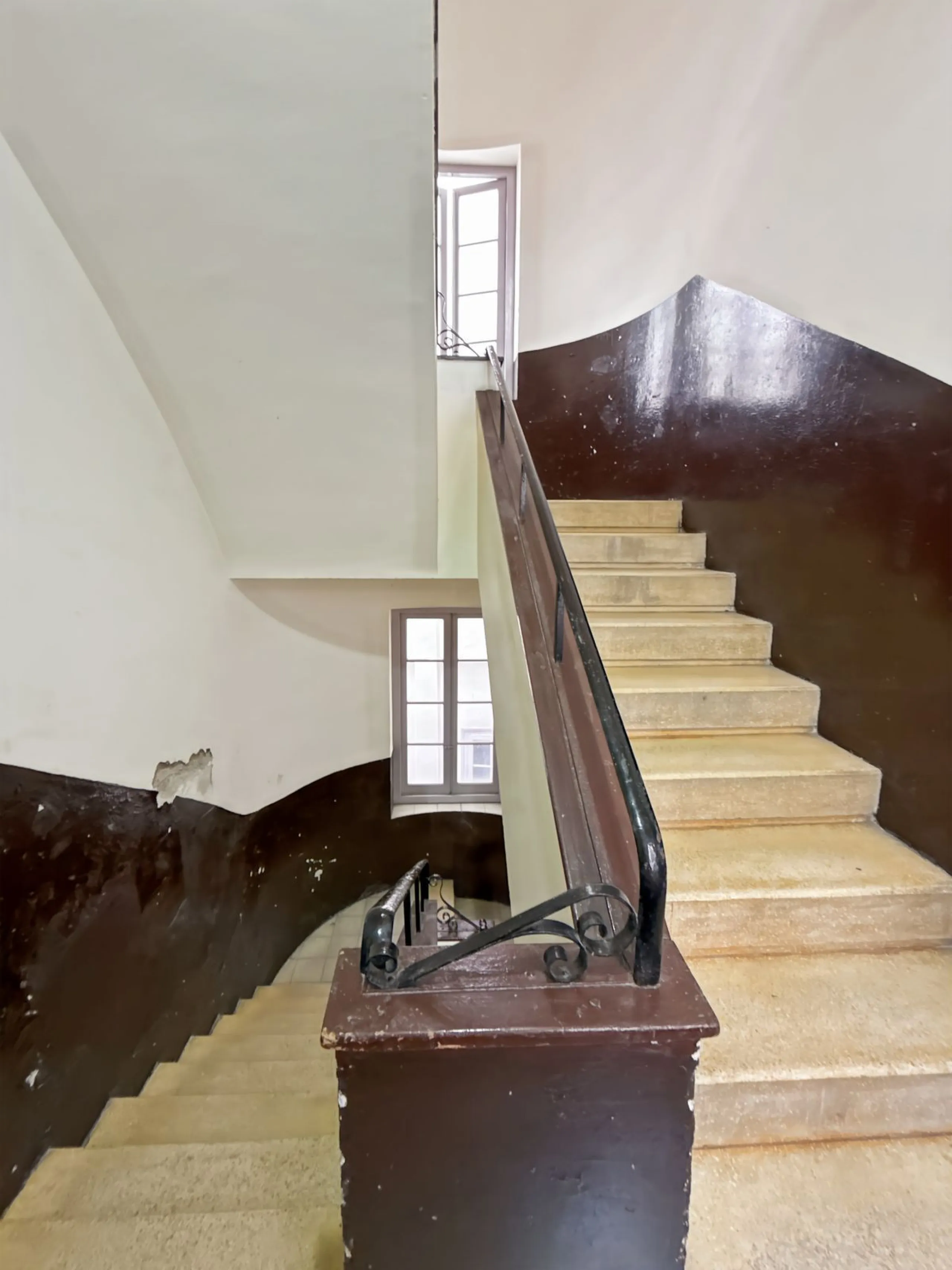 Excellent opportunity for investors! A 4-story building for sale located in the Olletas area, one of the highest growth potential areas in Málaga. This building includes 10 apartments and 4 commercial premises, ideal for those looking for a profitable pro