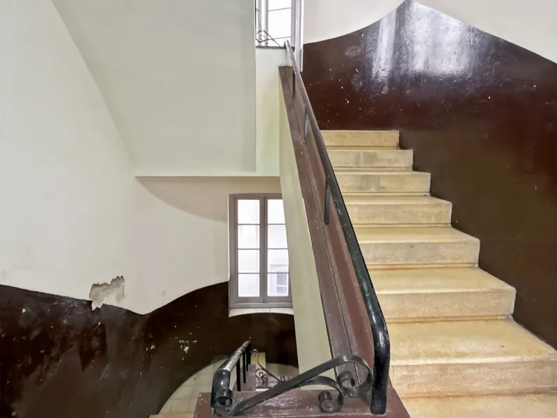 Excellent opportunity for investors! A 4-story building for sale located in the Olletas area, one of the highest growth potential areas in Málaga. This building includes 10 apartments and 4 commercial premises, ideal for those looking for a profitable pro