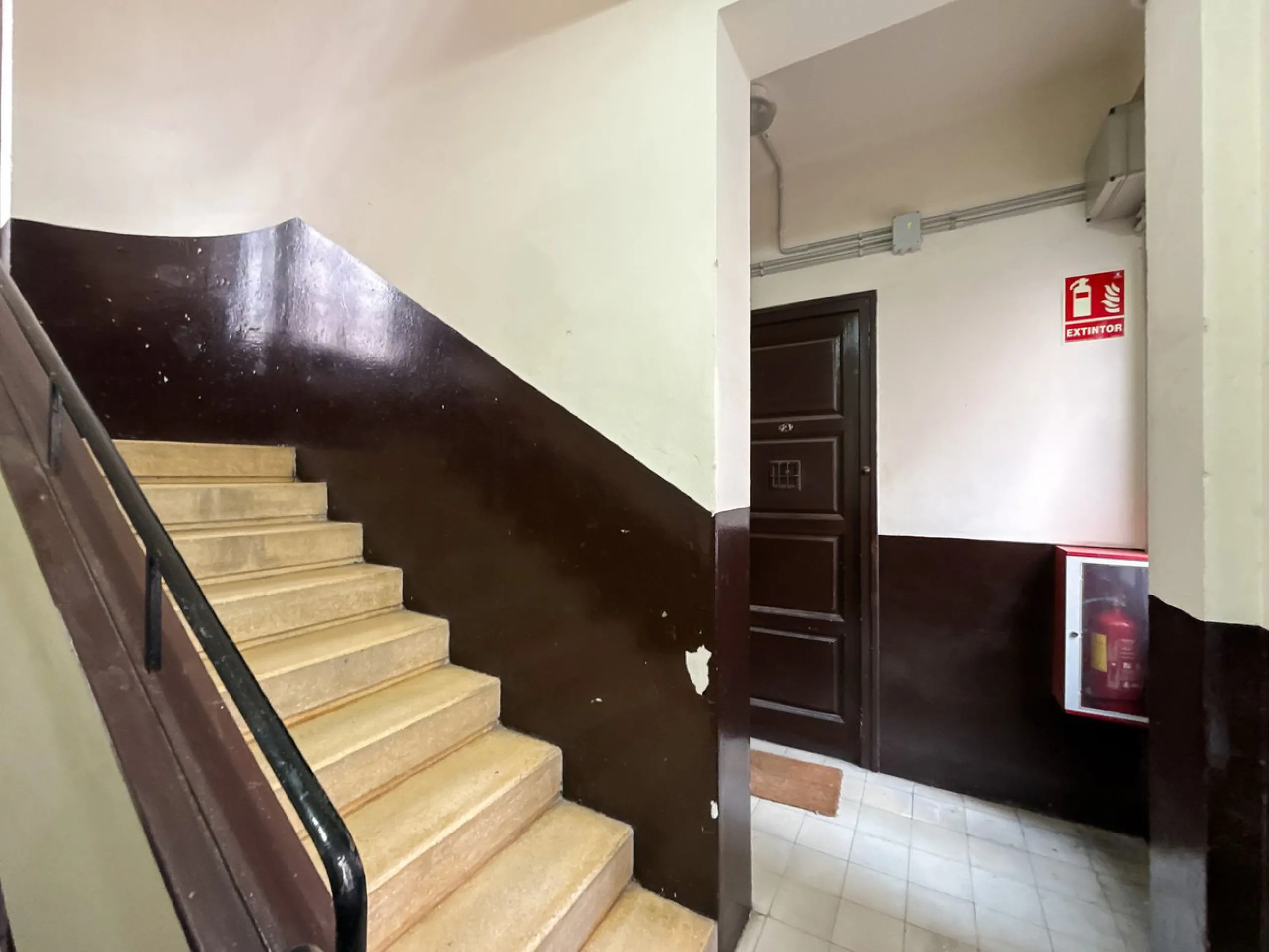 Excellent opportunity for investors! A 4-story building for sale located in the Olletas area, one of the highest growth potential areas in Málaga. This building includes 10 apartments and 4 commercial premises, ideal for those looking for a profitable pro