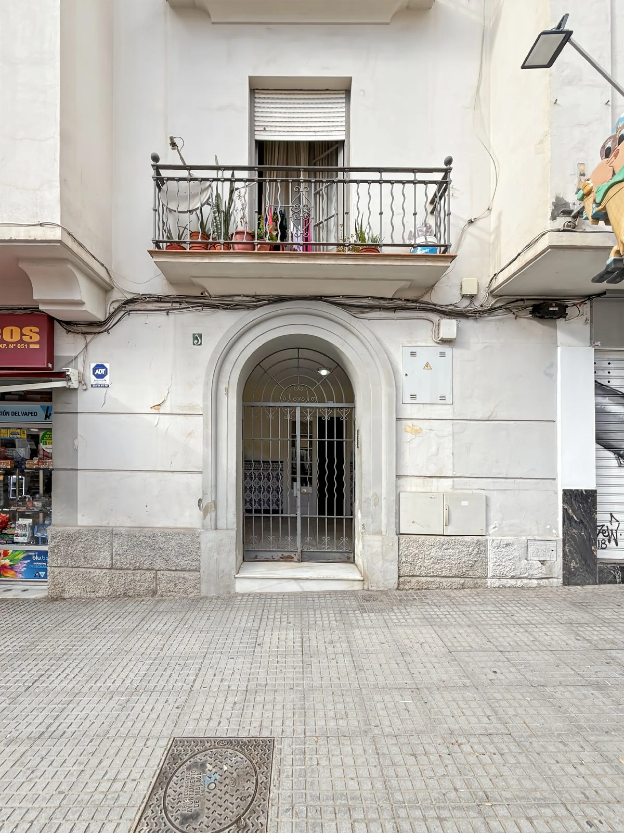 Excellent opportunity for investors! A 4-story building for sale located in the Olletas area, one of the highest growth potential areas in Málaga. This building includes 10 apartments and 4 commercial premises, ideal for those looking for a profitable pro