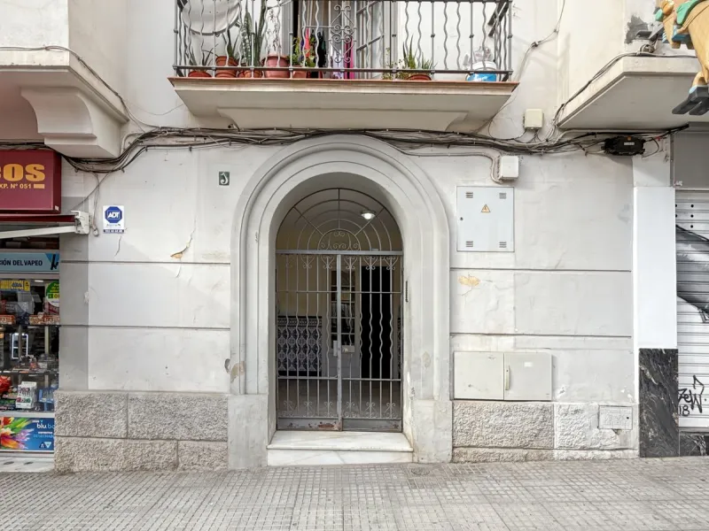 Excellent opportunity for investors! A 4-story building for sale located in the Olletas area, one of the highest growth potential areas in Málaga. This building includes 10 apartments and 4 commercial premises, ideal for those looking for a profitable pro