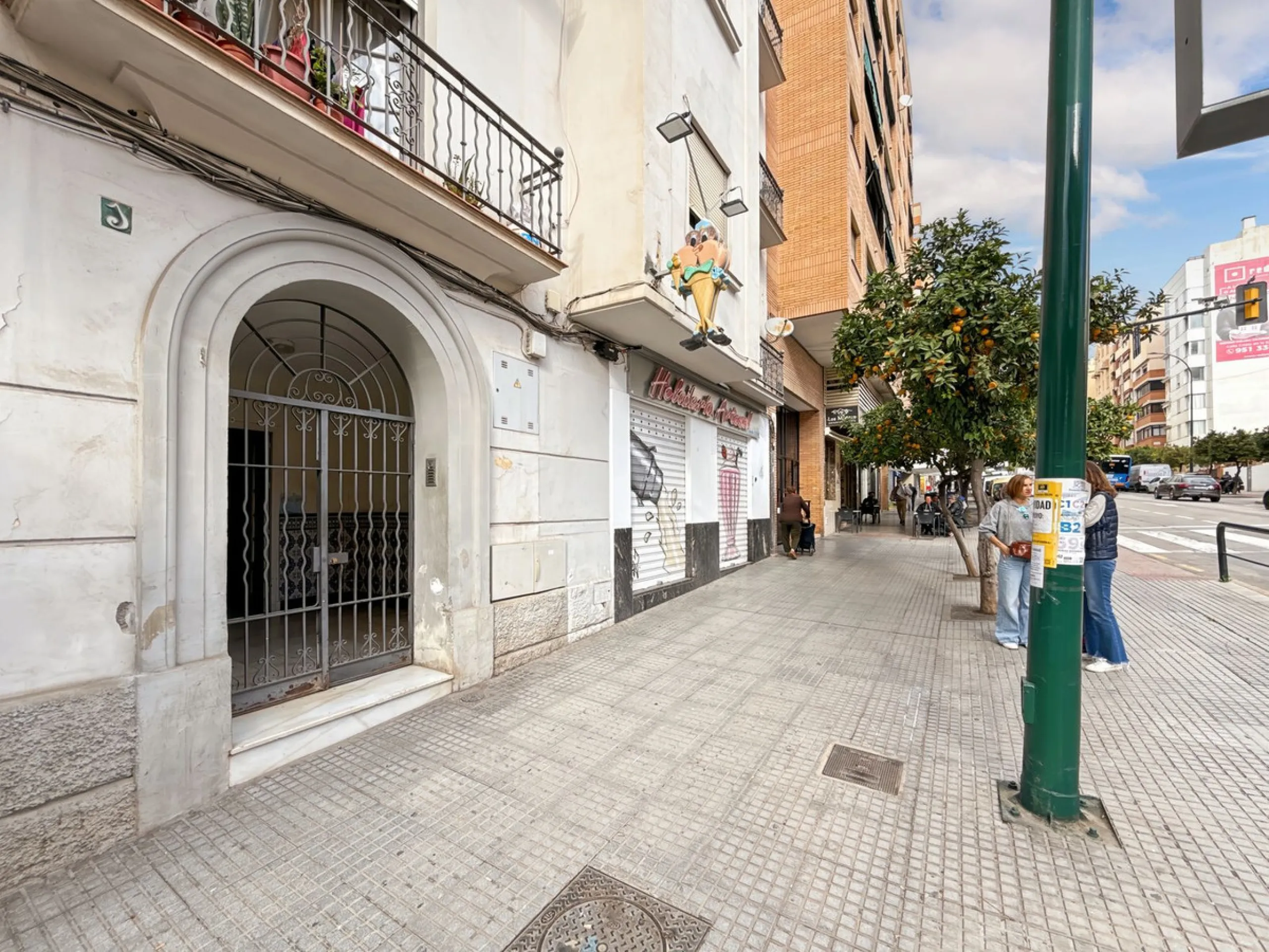 Excellent opportunity for investors! A 4-story building for sale located in the Olletas area, one of the highest growth potential areas in Málaga. This building includes 10 apartments and 4 commercial premises, ideal for those looking for a profitable pro