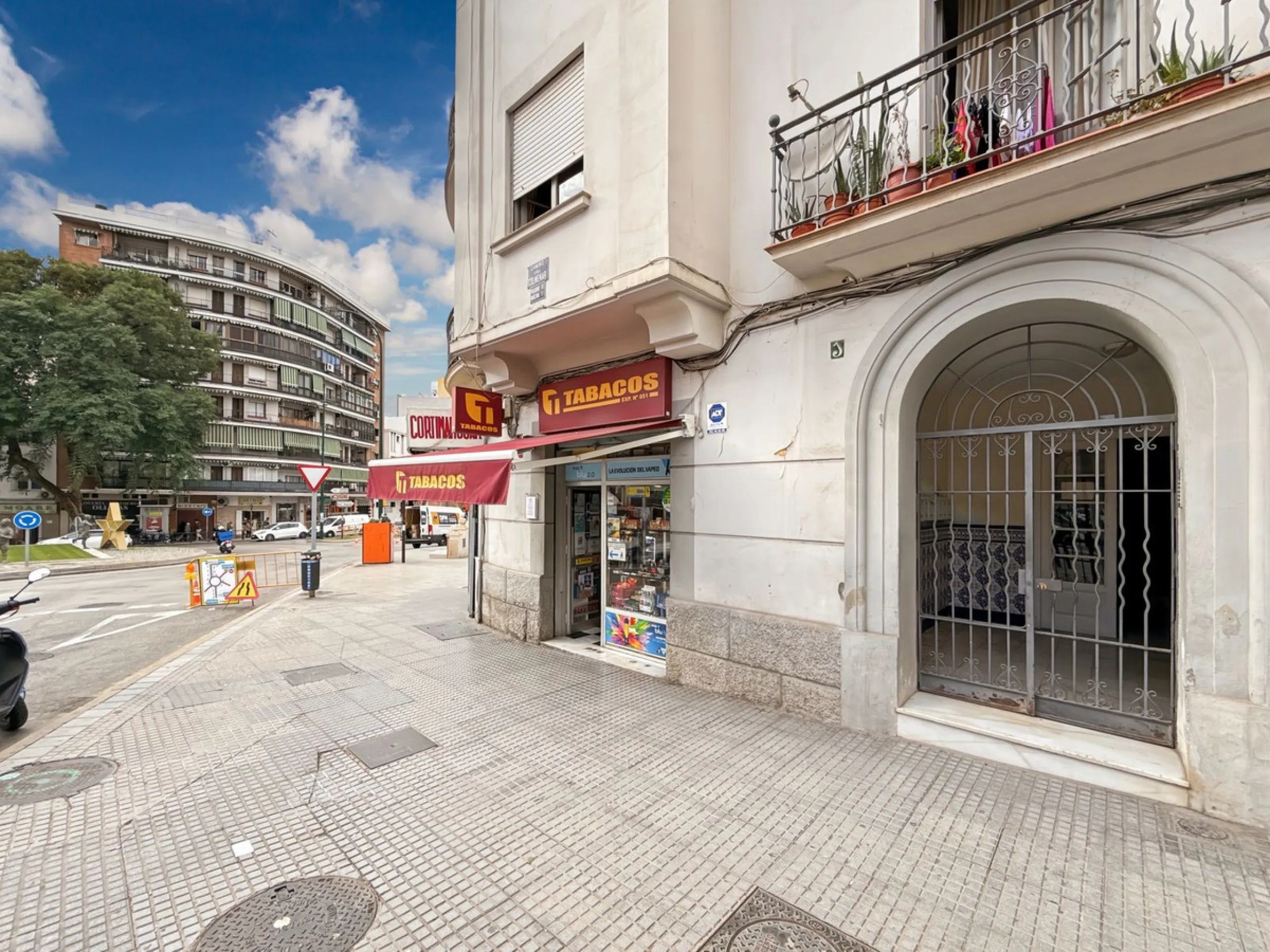 Excellent opportunity for investors! A 4-story building for sale located in the Olletas area, one of the highest growth potential areas in Málaga. This building includes 10 apartments and 4 commercial premises, ideal for those looking for a profitable pro