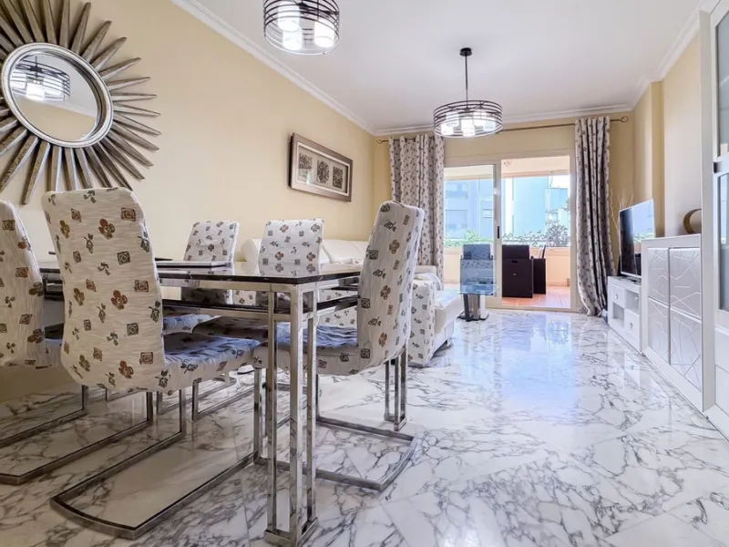 A cozy and spacious apartment is available for rent in the prestigious urbanization, located in the picturesque area of Costa del Sol — El Faro. This is the perfect place for those who value comfort, tranquility, and stunning views of the sea and mountain