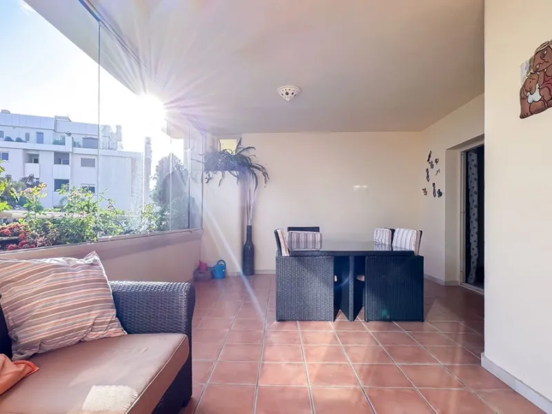 A cozy and spacious apartment is available for rent in the prestigious urbanization, located in the picturesque area of Costa del Sol — El Faro. This is the perfect place for those who value comfort, tranquility, and stunning views of the sea and mountain