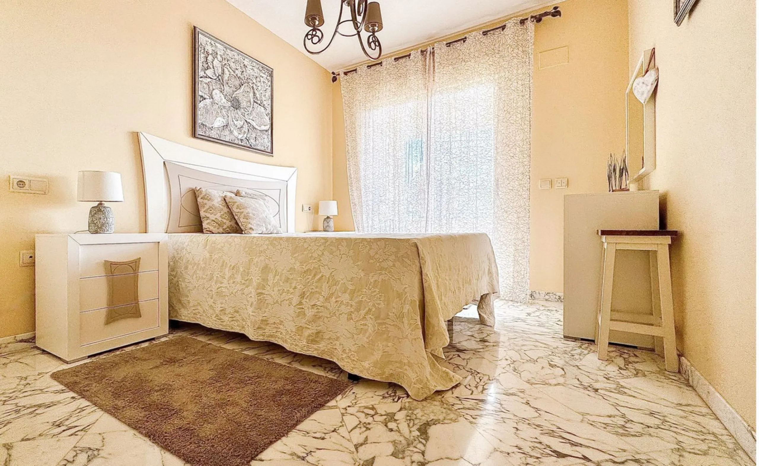 A cozy and spacious apartment is available for rent in the prestigious urbanization, located in the picturesque area of Costa del Sol — El Faro. This is the perfect place for those who value comfort, tranquility, and stunning views of the sea and mountain