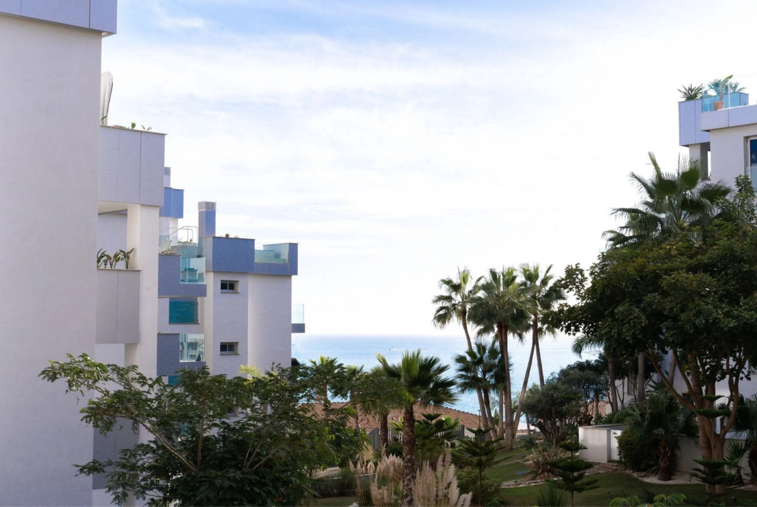 A cozy and spacious apartment is available for rent in the prestigious urbanization, located in the picturesque area of Costa del Sol — El Faro. This is the perfect place for those who value comfort, tranquility, and stunning views of the sea and mountain