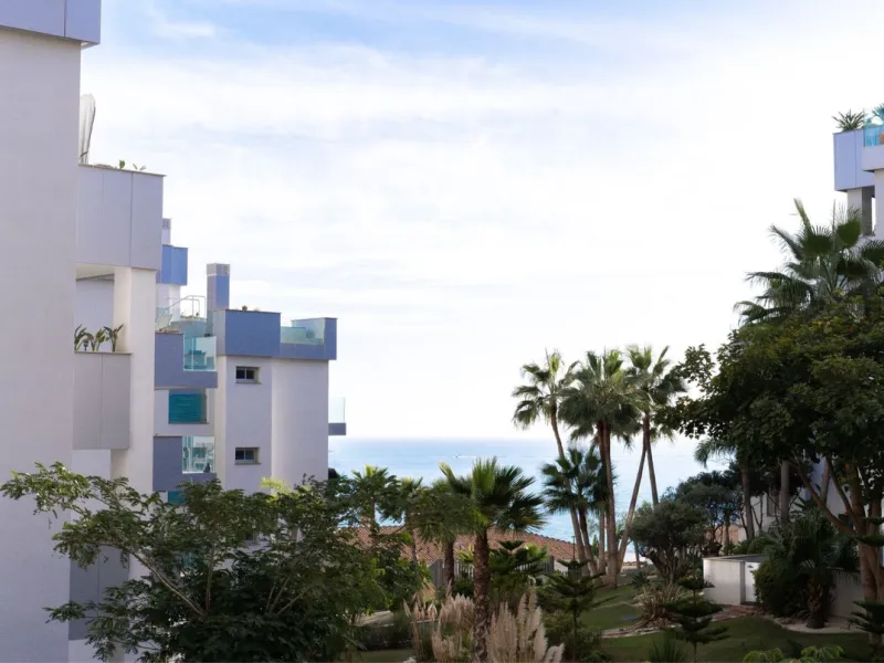 A cozy and spacious apartment is available for rent in the prestigious urbanization, located in the picturesque area of Costa del Sol — El Faro. This is the perfect place for those who value comfort, tranquility, and stunning views of the sea and mountain
