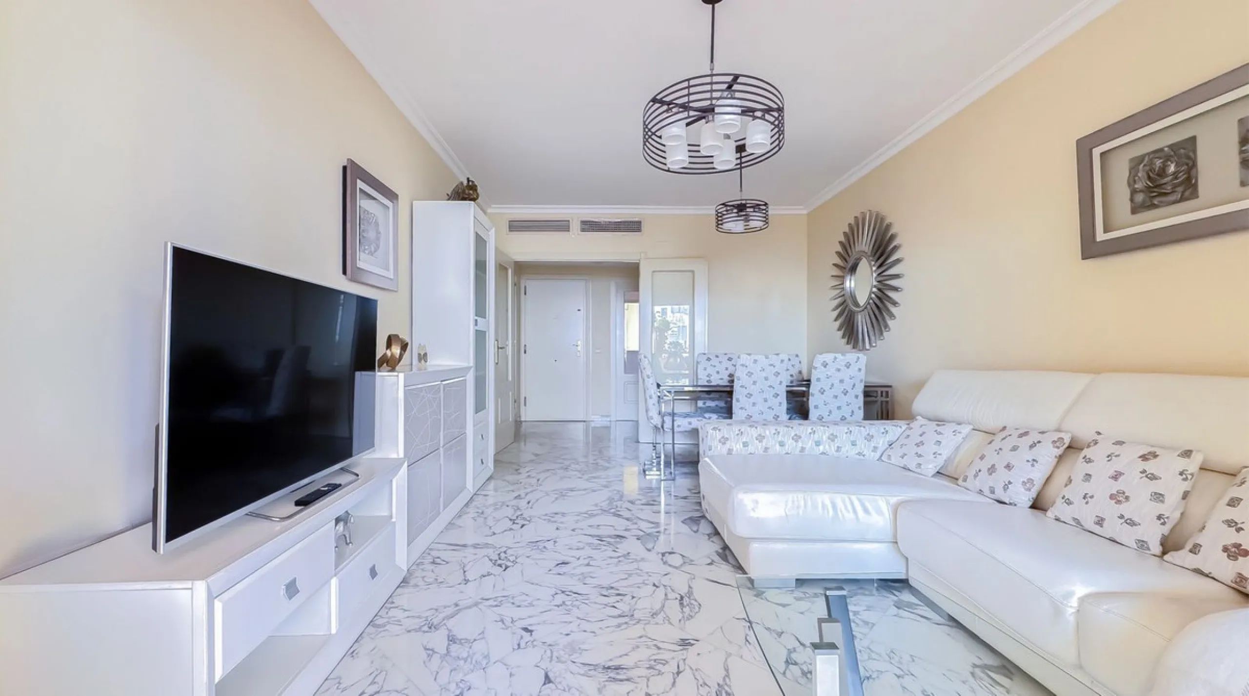A cozy and spacious apartment is available for rent in the prestigious urbanization, located in the picturesque area of Costa del Sol — El Faro. This is the perfect place for those who value comfort, tranquility, and stunning views of the sea and mountain