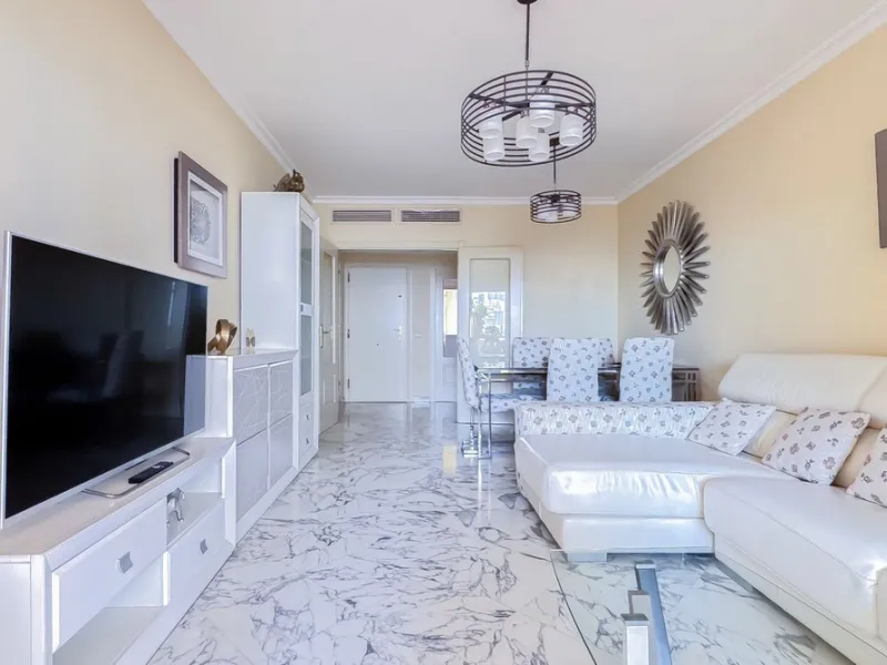 A cozy and spacious apartment is available for rent in the prestigious urbanization, located in the picturesque area of Costa del Sol — El Faro. This is the perfect place for those who value comfort, tranquility, and stunning views of the sea and mountain