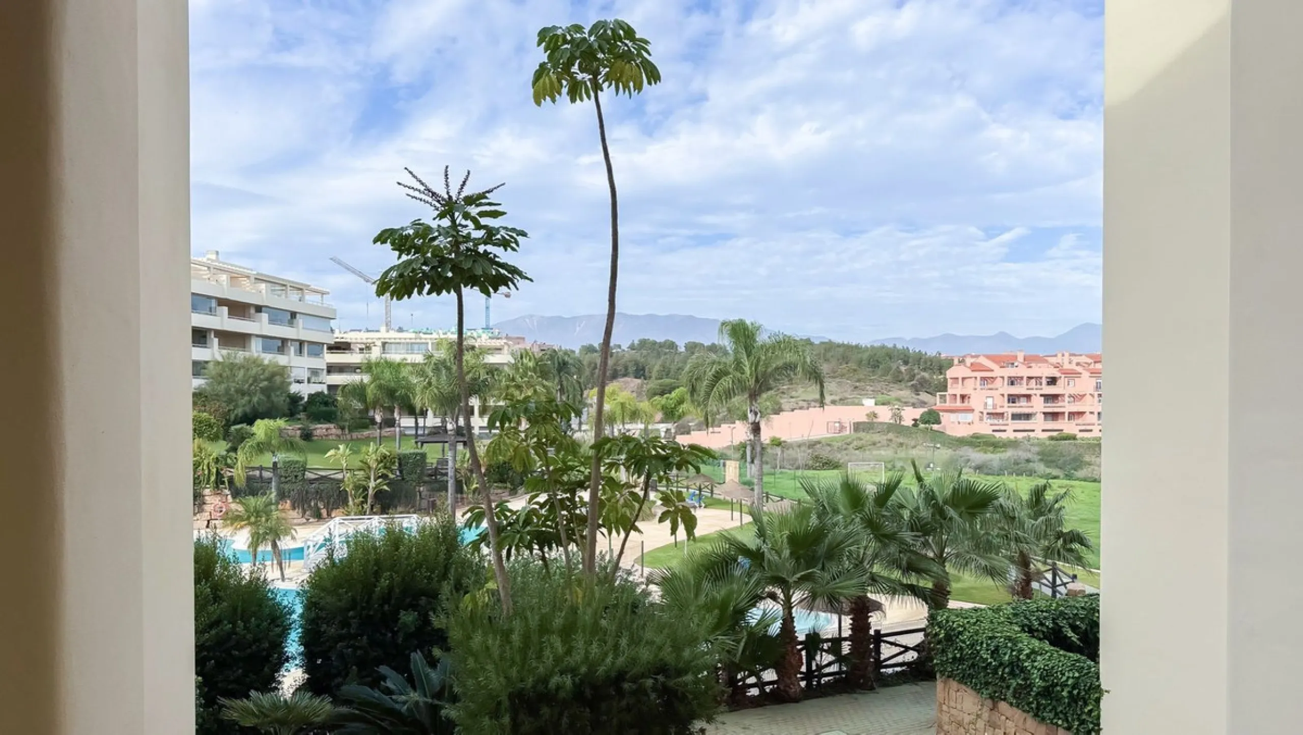 A cozy and spacious apartment is available for rent in the prestigious urbanization, located in the picturesque area of Costa del Sol — El Faro. This is the perfect place for those who value comfort, tranquility, and stunning views of the sea and mountain