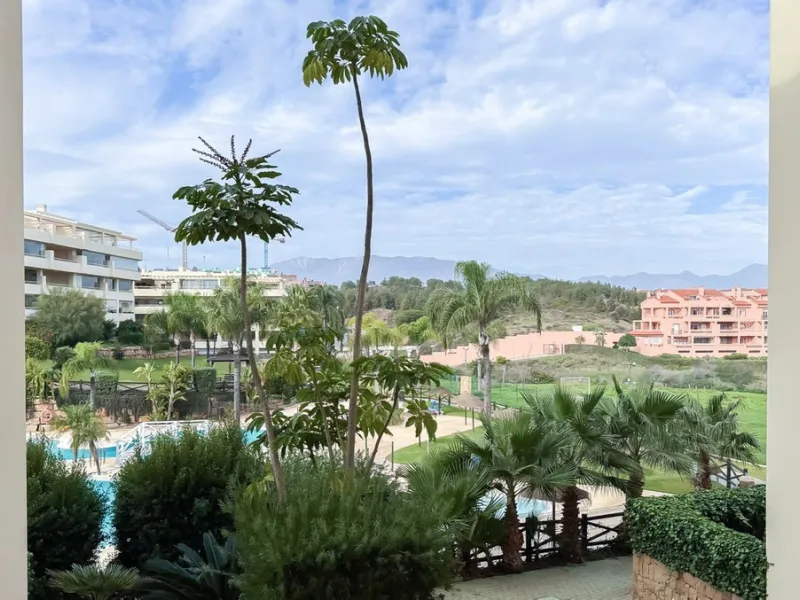 A cozy and spacious apartment is available for rent in the prestigious urbanization, located in the picturesque area of Costa del Sol — El Faro. This is the perfect place for those who value comfort, tranquility, and stunning views of the sea and mountain