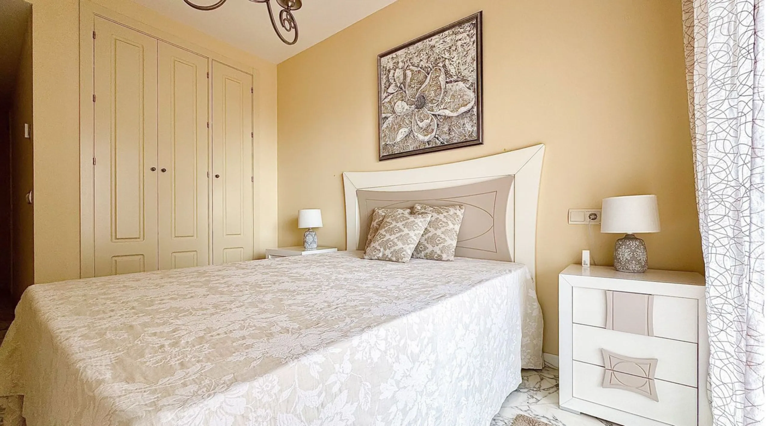 A cozy and spacious apartment is available for rent in the prestigious urbanization, located in the picturesque area of Costa del Sol — El Faro. This is the perfect place for those who value comfort, tranquility, and stunning views of the sea and mountain