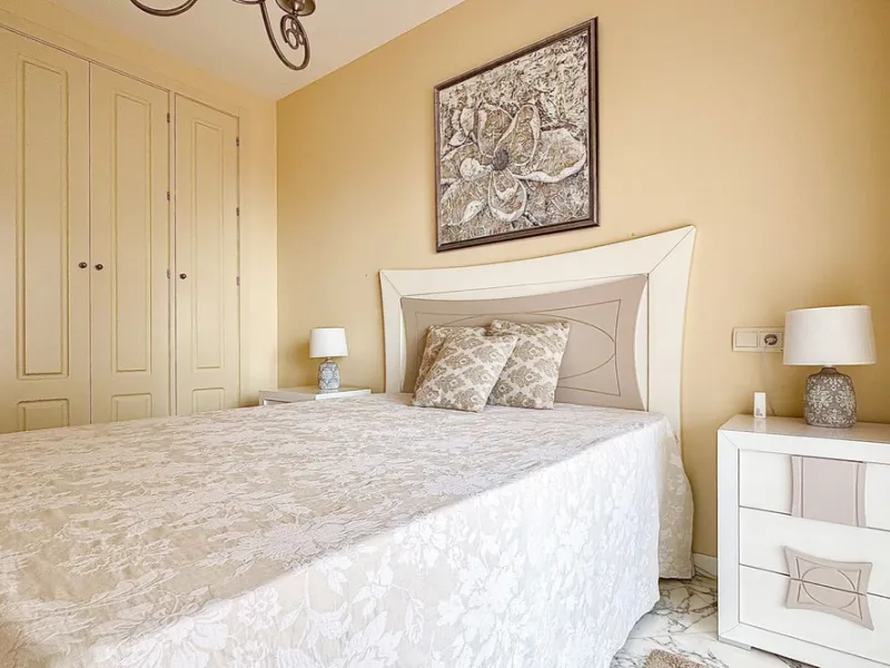 A cozy and spacious apartment is available for rent in the prestigious urbanization, located in the picturesque area of Costa del Sol — El Faro. This is the perfect place for those who value comfort, tranquility, and stunning views of the sea and mountain