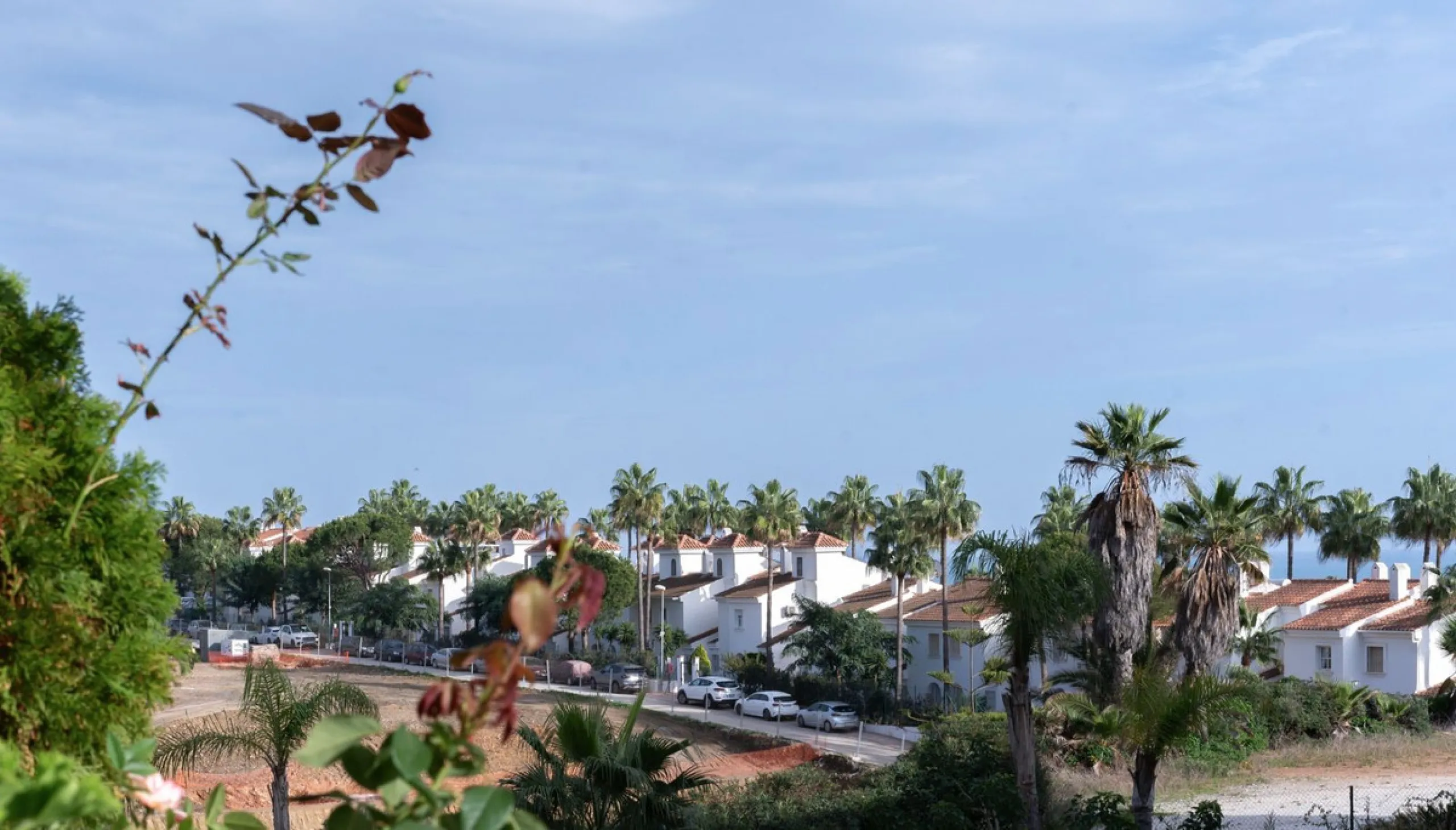 A cozy and spacious apartment is available for rent in the prestigious urbanization, located in the picturesque area of Costa del Sol — El Faro. This is the perfect place for those who value comfort, tranquility, and stunning views of the sea and mountain