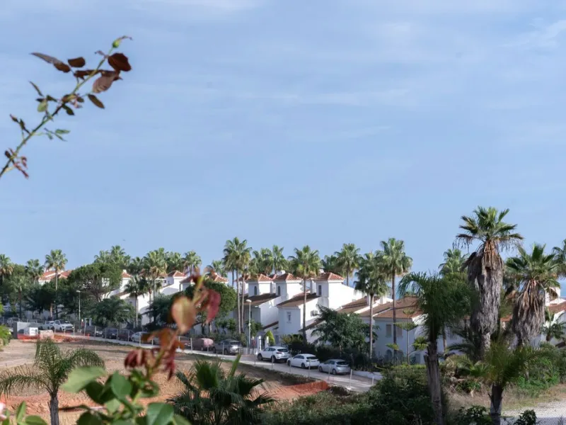A cozy and spacious apartment is available for rent in the prestigious urbanization, located in the picturesque area of Costa del Sol — El Faro. This is the perfect place for those who value comfort, tranquility, and stunning views of the sea and mountain