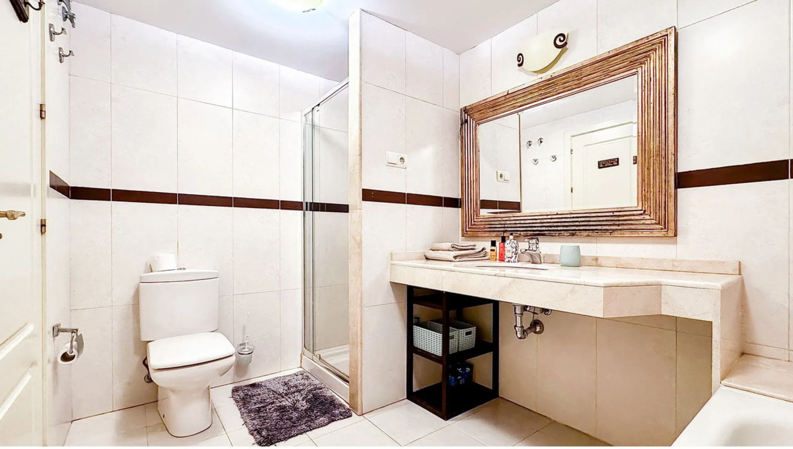 A cozy and spacious apartment is available for rent in the prestigious urbanization, located in the picturesque area of Costa del Sol — El Faro. This is the perfect place for those who value comfort, tranquility, and stunning views of the sea and mountain