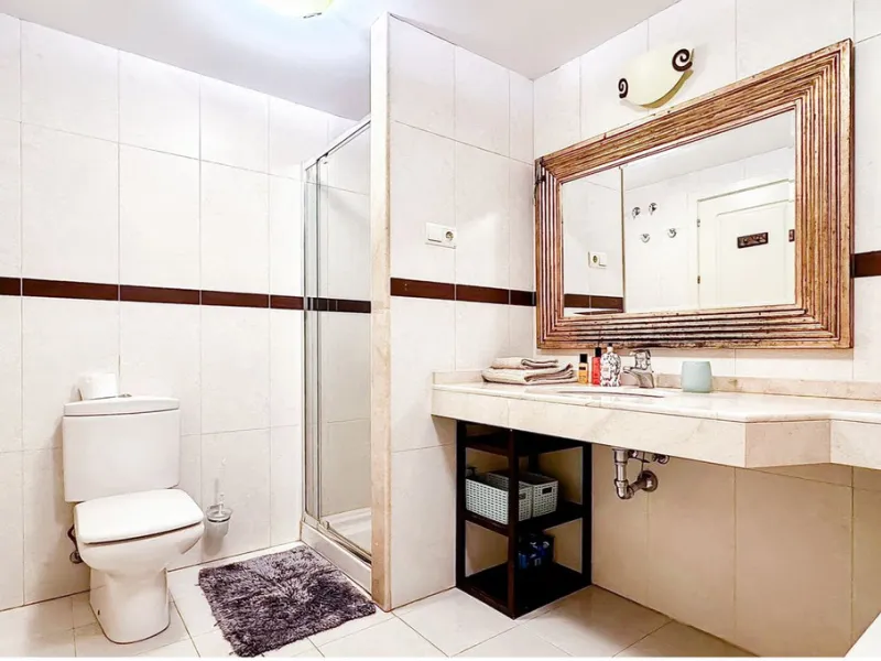 A cozy and spacious apartment is available for rent in the prestigious urbanization, located in the picturesque area of Costa del Sol — El Faro. This is the perfect place for those who value comfort, tranquility, and stunning views of the sea and mountain