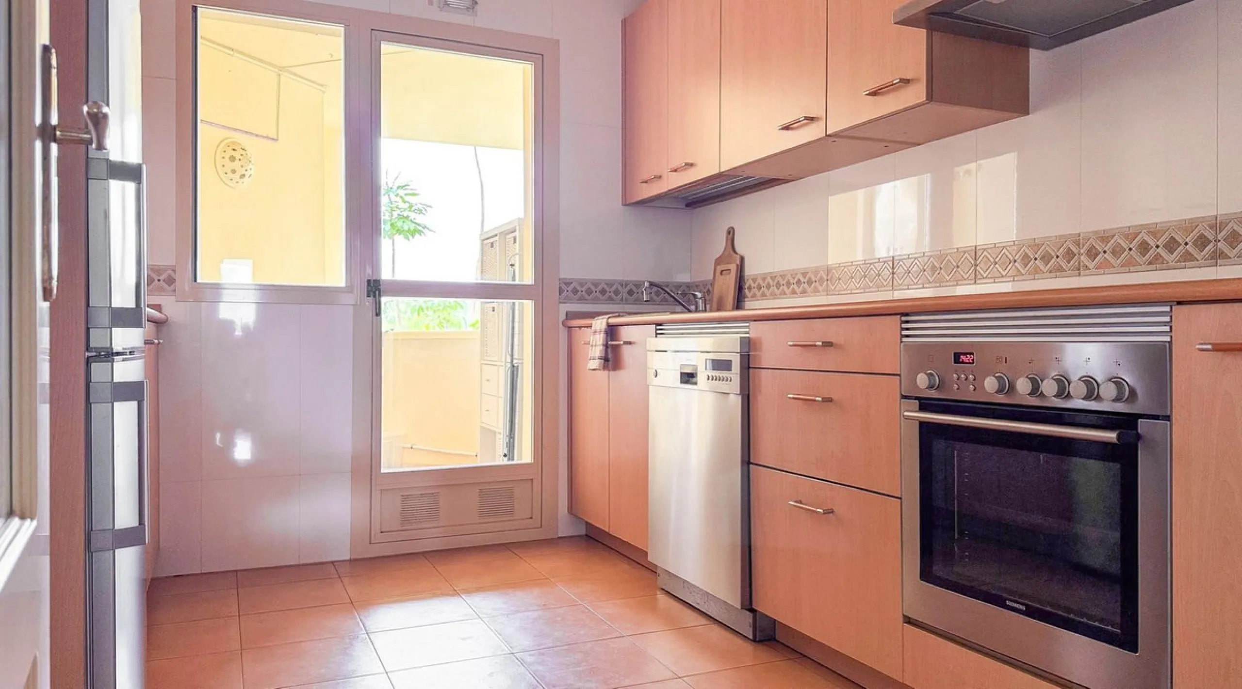 A cozy and spacious apartment is available for rent in the prestigious urbanization, located in the picturesque area of Costa del Sol — El Faro. This is the perfect place for those who value comfort, tranquility, and stunning views of the sea and mountain