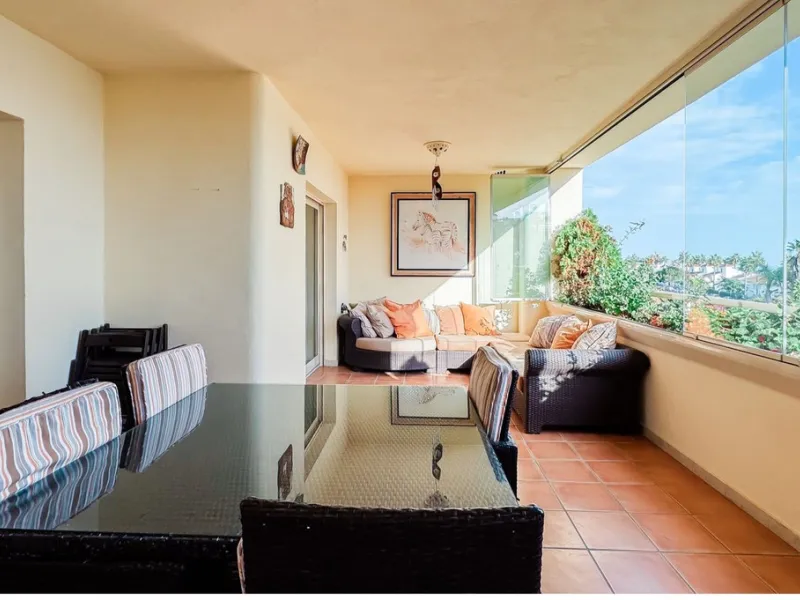 A cozy and spacious apartment is available for rent in the prestigious urbanization, located in the picturesque area of Costa del Sol — El Faro. This is the perfect place for those who value comfort, tranquility, and stunning views of the sea and mountain
