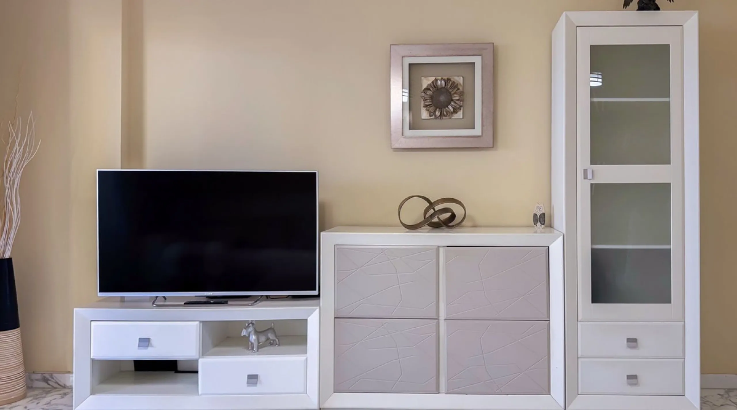 A cozy and spacious apartment is available for rent in the prestigious urbanization, located in the picturesque area of Costa del Sol — El Faro. This is the perfect place for those who value comfort, tranquility, and stunning views of the sea and mountain