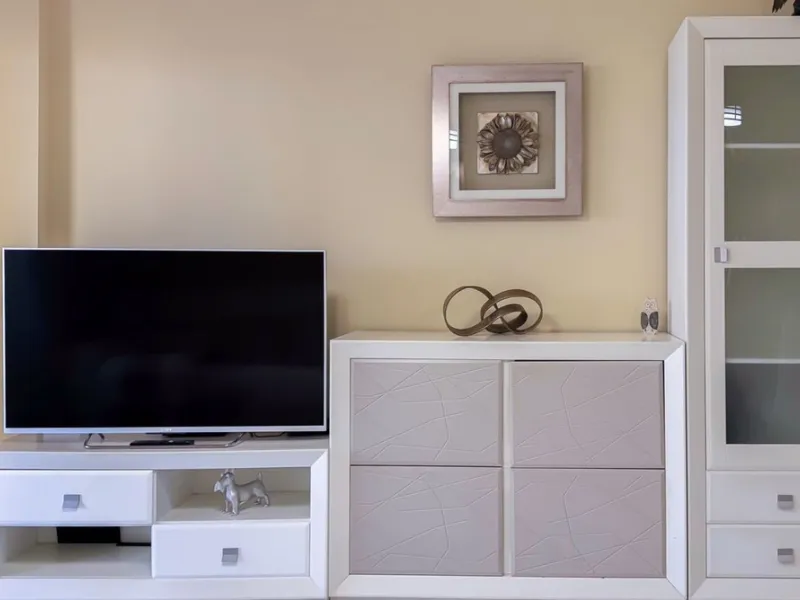 A cozy and spacious apartment is available for rent in the prestigious urbanization, located in the picturesque area of Costa del Sol — El Faro. This is the perfect place for those who value comfort, tranquility, and stunning views of the sea and mountain