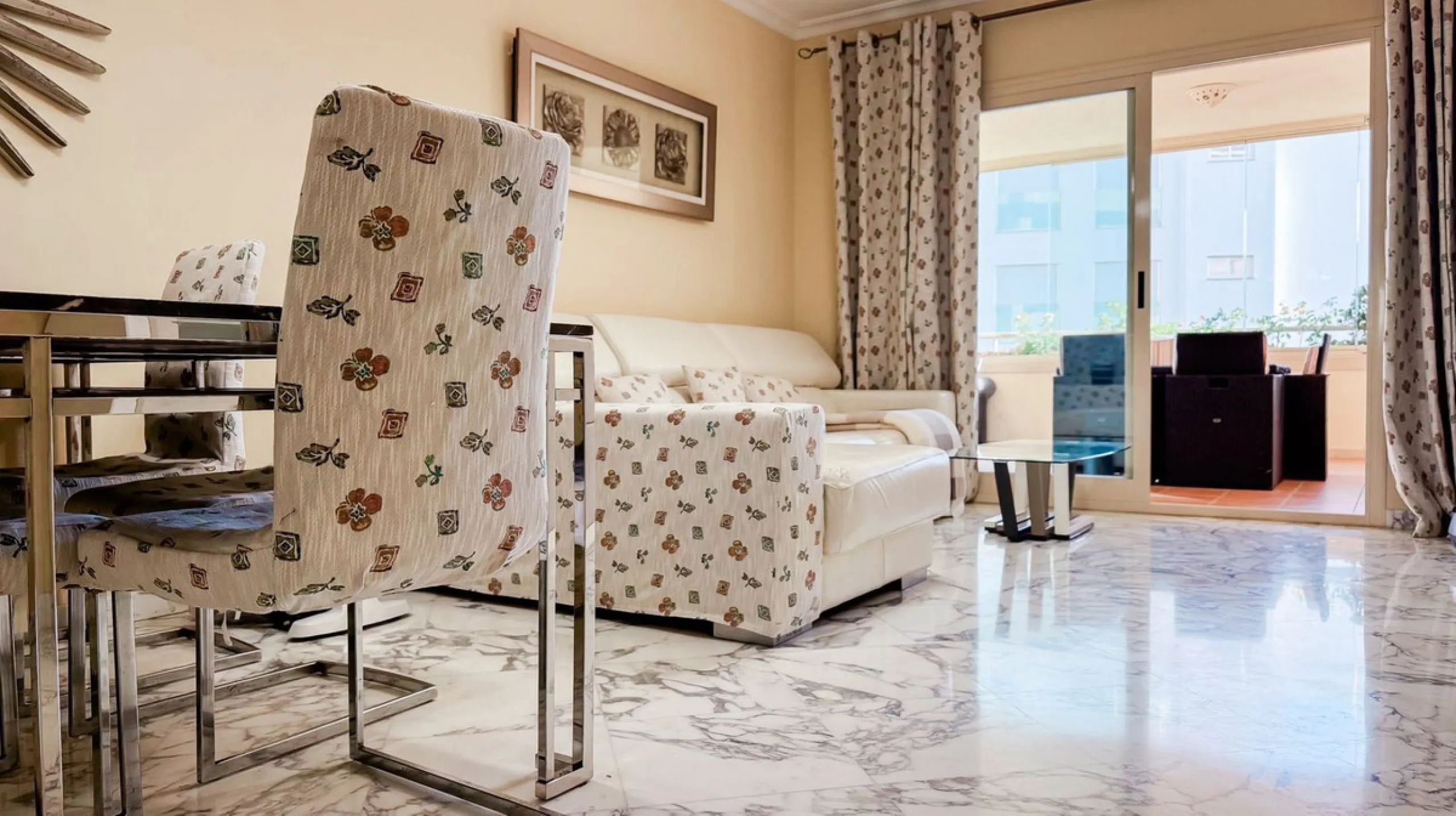 A cozy and spacious apartment is available for rent in the prestigious urbanization, located in the picturesque area of Costa del Sol — El Faro. This is the perfect place for those who value comfort, tranquility, and stunning views of the sea and mountain