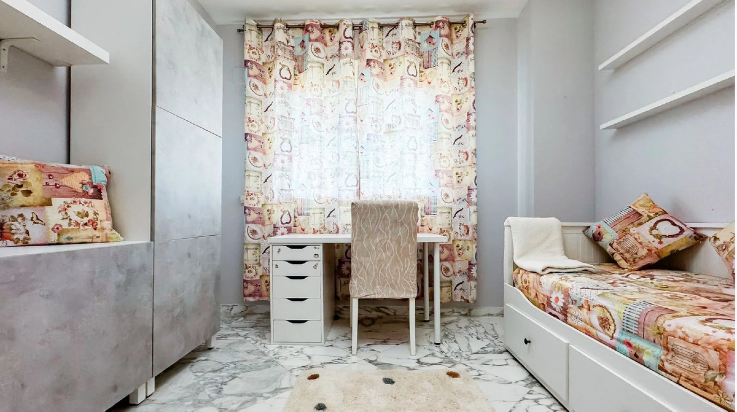 A cozy and spacious apartment is available for rent in the prestigious urbanization, located in the picturesque area of Costa del Sol — El Faro. This is the perfect place for those who value comfort, tranquility, and stunning views of the sea and mountain