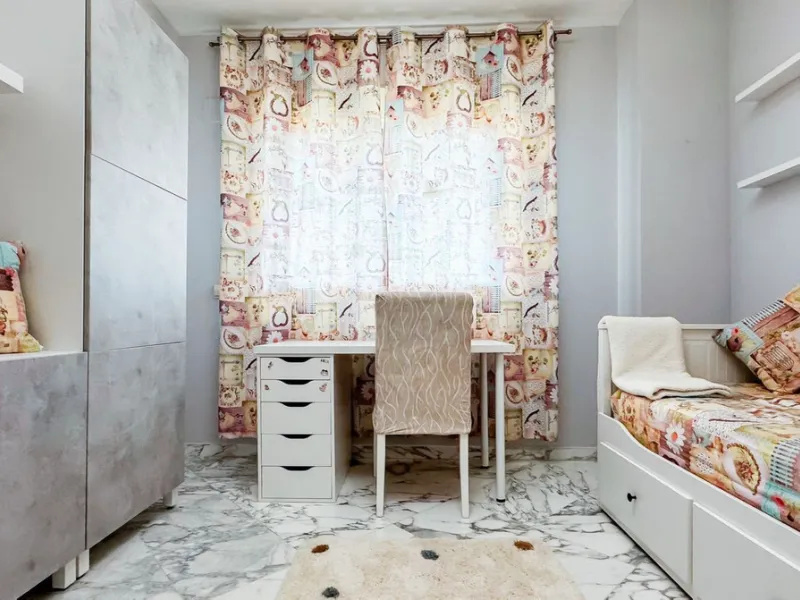 A cozy and spacious apartment is available for rent in the prestigious urbanization, located in the picturesque area of Costa del Sol — El Faro. This is the perfect place for those who value comfort, tranquility, and stunning views of the sea and mountain