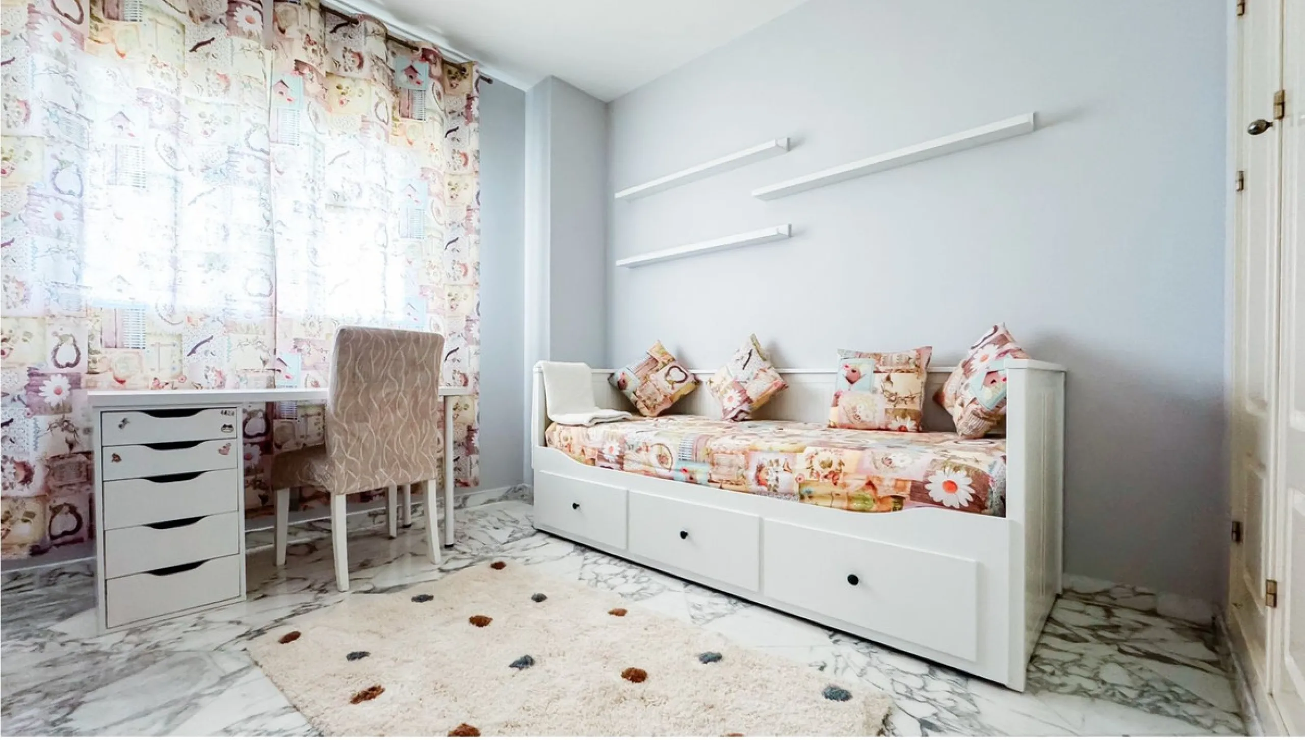 A cozy and spacious apartment is available for rent in the prestigious urbanization, located in the picturesque area of Costa del Sol — El Faro. This is the perfect place for those who value comfort, tranquility, and stunning views of the sea and mountain