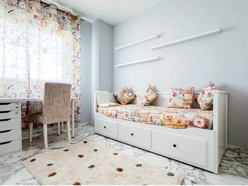 A cozy and spacious apartment is available for rent in the prestigious urbanization, located in the picturesque area of Costa del Sol — El Faro. This is the perfect place for those who value comfort, tranquility, and stunning views of the sea and mountain