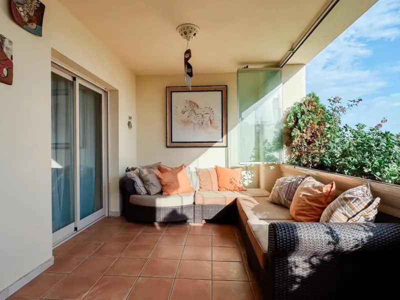 A cozy and spacious apartment is available for rent in the prestigious urbanization, located in the picturesque area of Costa del Sol — El Faro. This is the perfect place for those who value comfort, tranquility, and stunning views of the sea and mountain