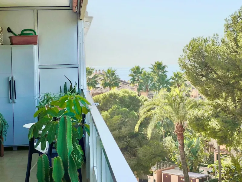 Welcome to your new home in the exclusive Las Chapas urbanization of Marbella! This luxurious apartment is a gem in one of the most sought-after areas of the Costa del Sol, perfect for those seeking comfort and a vibrant lifestyle.