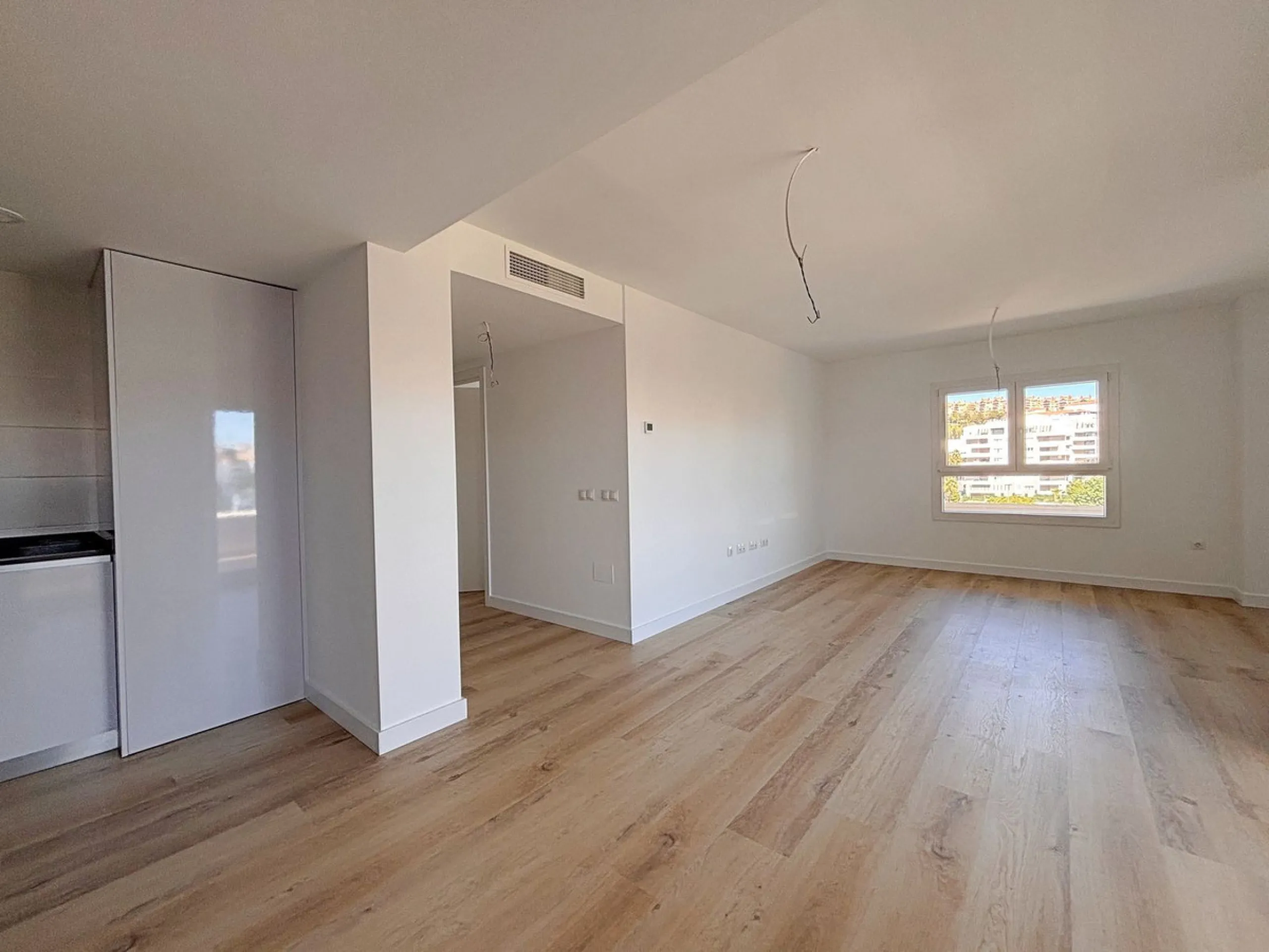 Experience contemporary living in this elegant new-build 3-bedroom, 2-bathroom apartment located in the prestigious area of Nueva Andalucía, Marbella. Known as the renowned Golf Valley, Nueva Andalucía offers the perfect mix of tranquility, exclusivity, a