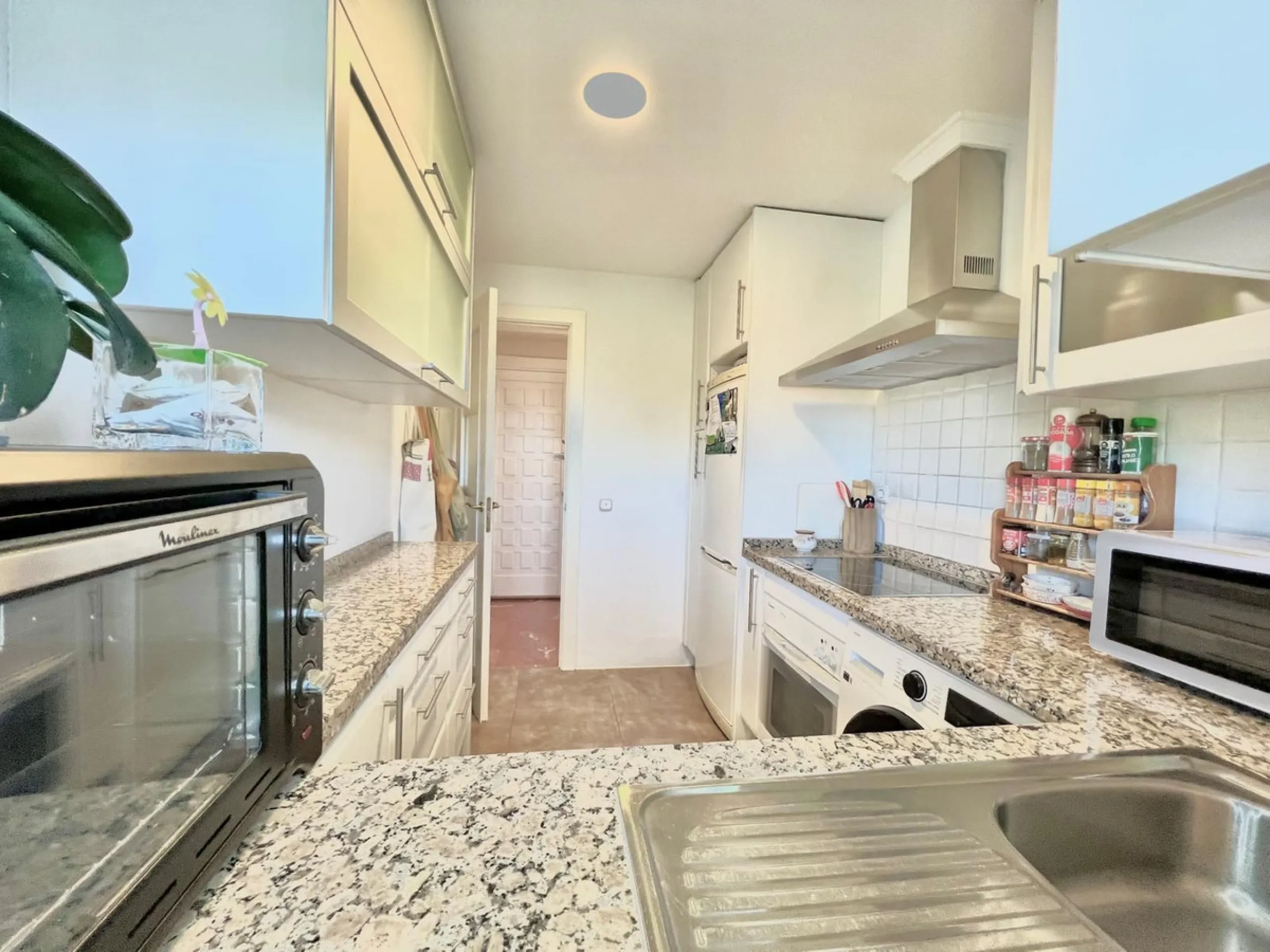 Apartment - Middle Floor Apartment в продаже в Marbella, Málaga. В доме 2 спален и 1 ванных комнат. Площадь дома 84 м²