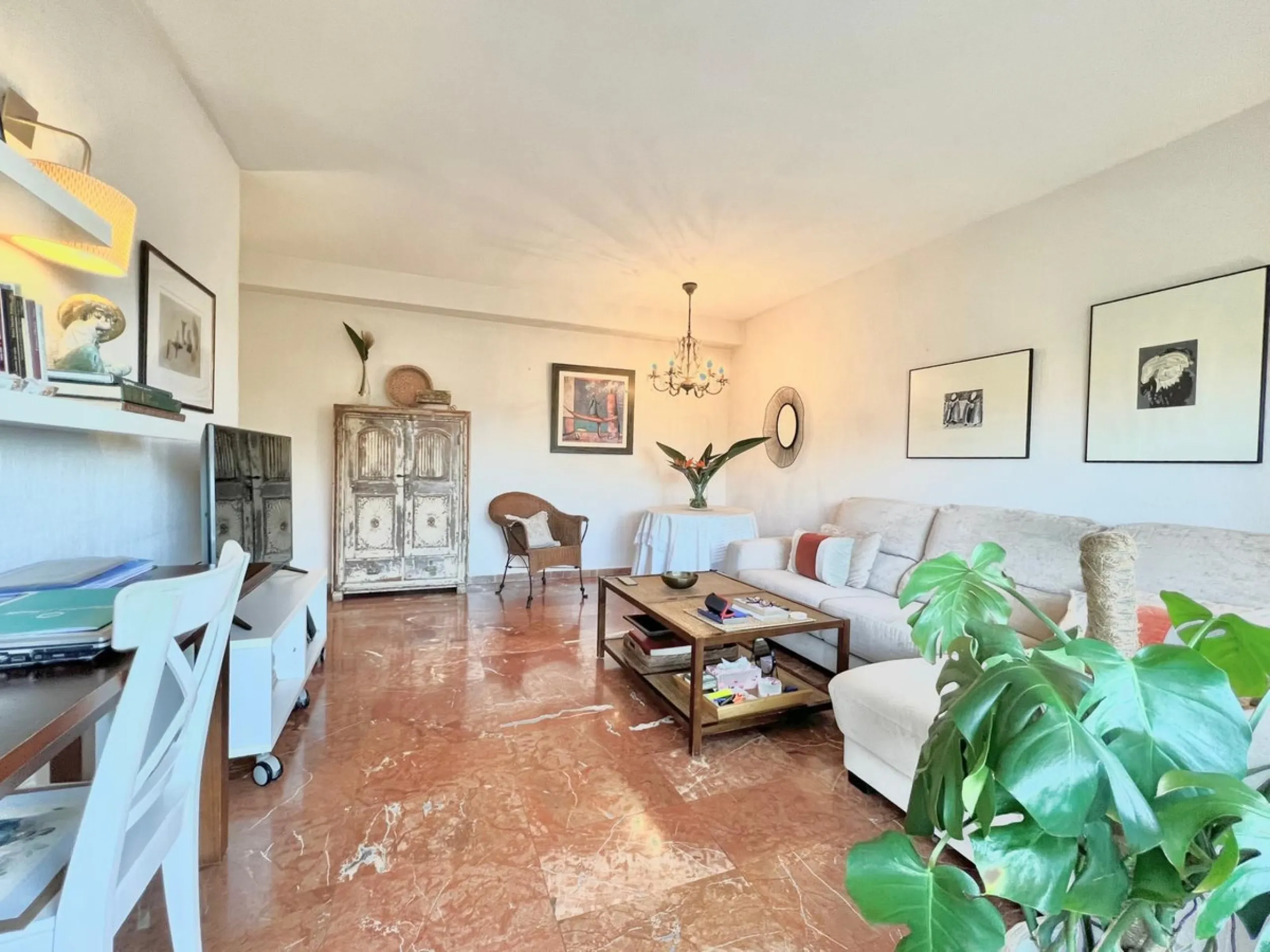 Apartment - Middle Floor Apartment в продаже в Marbella, Málaga. В доме 2 спален и 1 ванных комнат. Площадь дома 84 м²