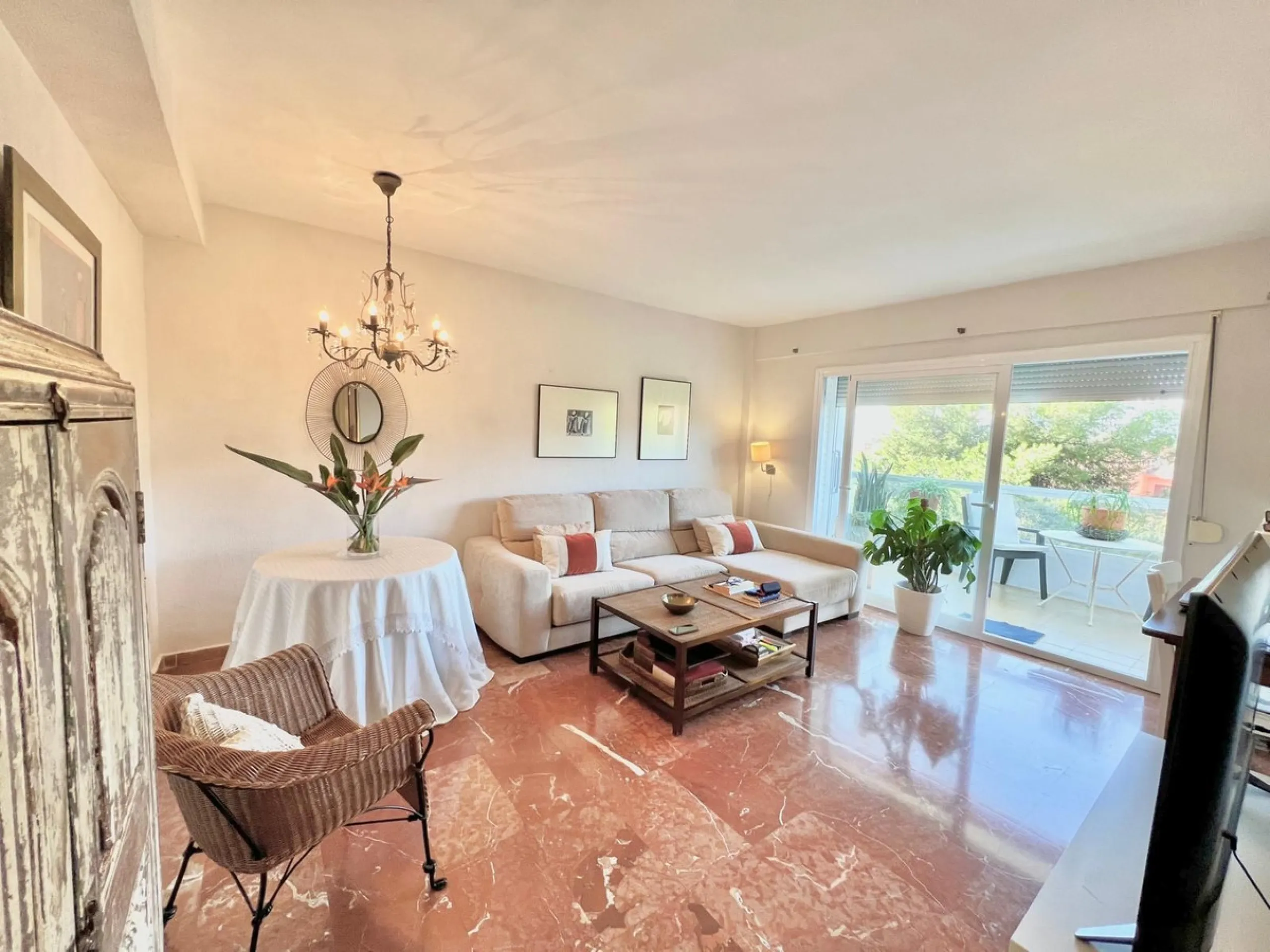 Apartment - Middle Floor Apartment в продаже в Marbella, Málaga. В доме 2 спален и 1 ванных комнат. Площадь дома 84 м²