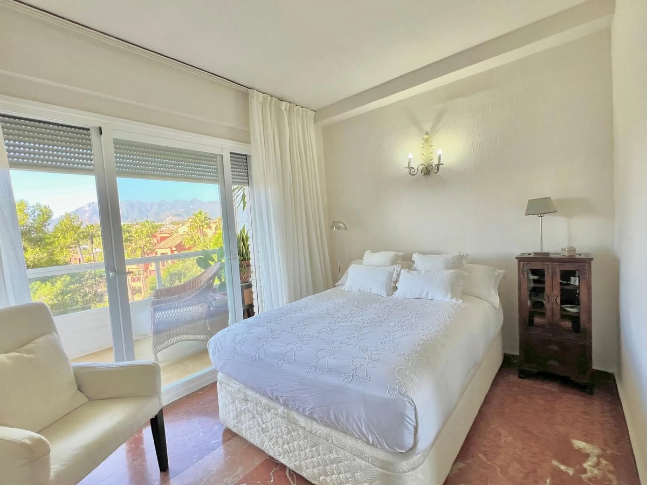 Apartment - Middle Floor Apartment в продаже в Marbella, Málaga. В доме 2 спален и 1 ванных комнат. Площадь дома 84 м²