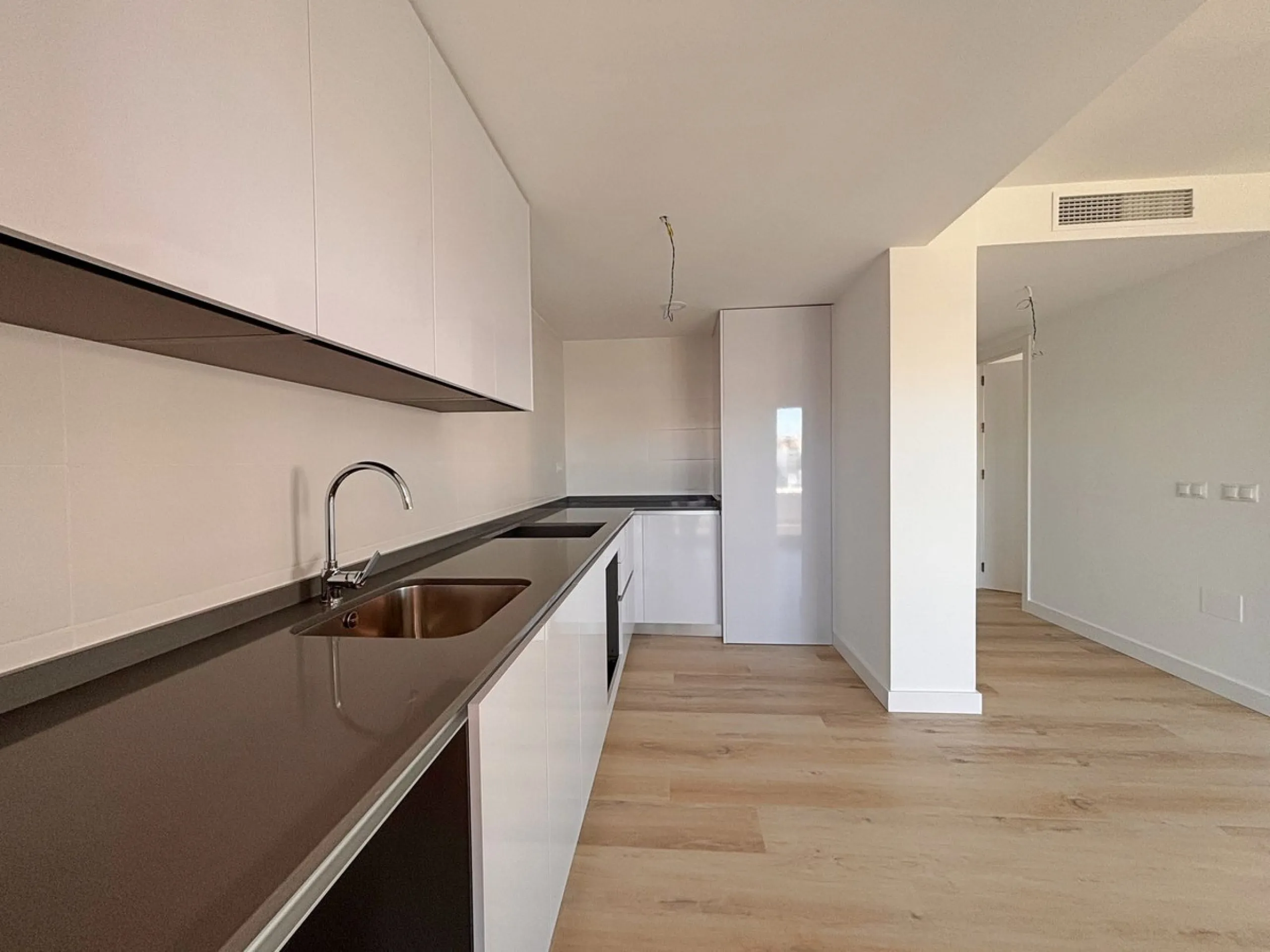 Experience contemporary living in this elegant new-build 3-bedroom, 2-bathroom apartment located in the prestigious area of Nueva Andalucía, Marbella. Known as the renowned Golf Valley, Nueva Andalucía offers the perfect mix of tranquility, exclusivity, a