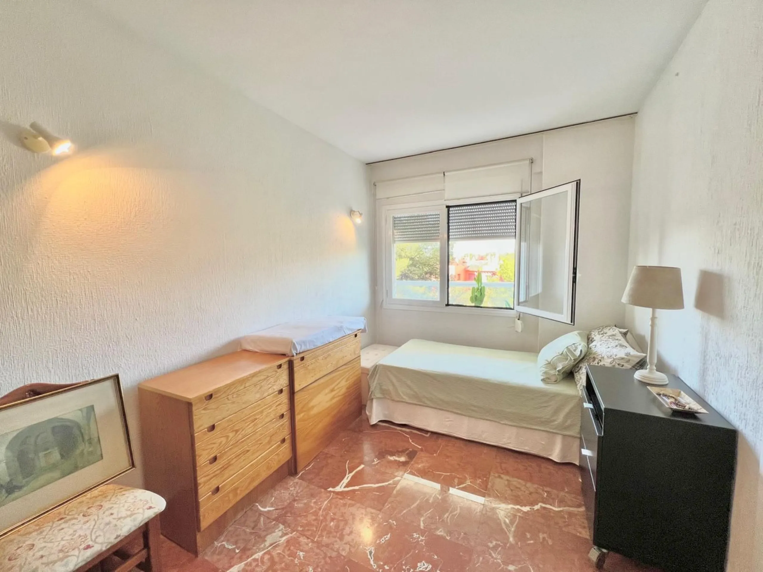 Apartment - Middle Floor Apartment в продаже в Marbella, Málaga. В доме 2 спален и 1 ванных комнат. Площадь дома 84 м²